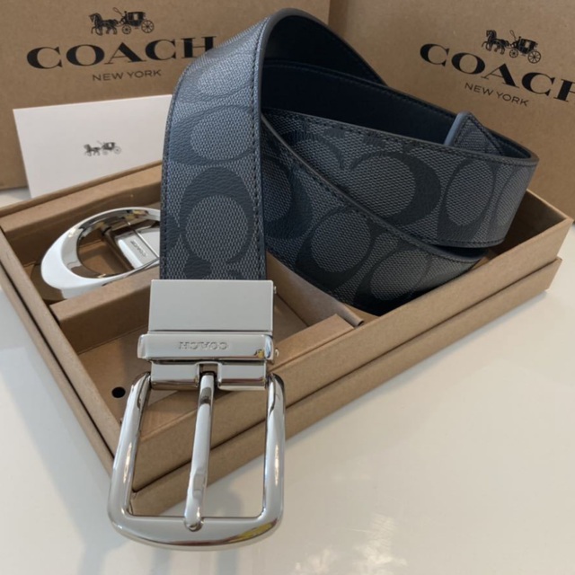 COACH(コーチ)の【新品未使用】COACH コーチメンズ ベルト　リバーシブル　シグネチャー　 メンズのファッション小物(ベルト)の商品写真