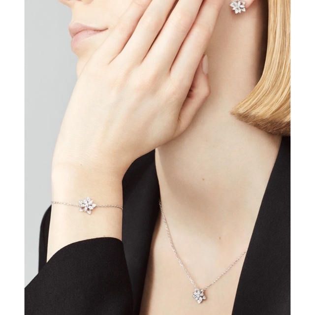 Van Cleef & Arpels(ヴァンクリーフアンドアーペル)のVan Cleef & Arpels ロータスペンダント　ミニモデル レディースのアクセサリー(ネックレス)の商品写真