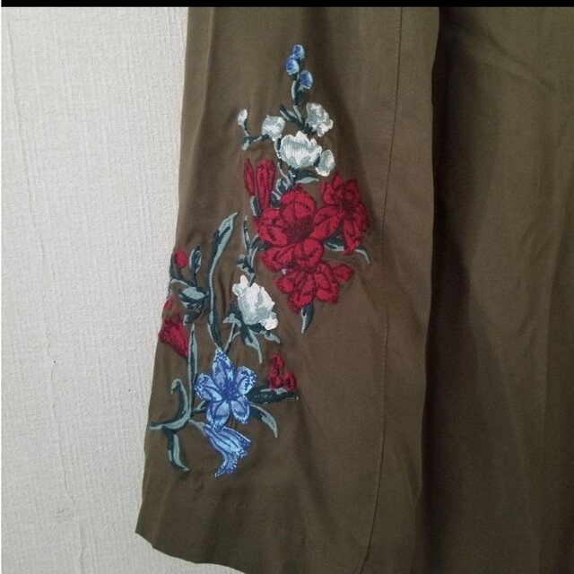 ジーナシス 刺繍 花柄 カーキ  ガウン ロングカーディガン JENASIS レディースのジャケット/アウター(ガウンコート)の商品写真