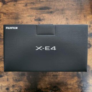 フジフイルム(富士フイルム)の【新品】FUJIFILM X-E4 シルバー(ミラーレス一眼)