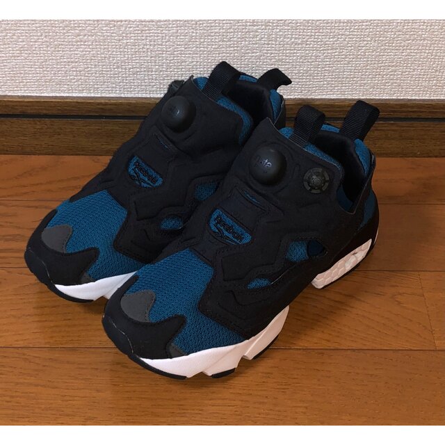 Reebok(リーボック)の良品 REEBOK PUMP FURY OG 23cm ブルー ブラック 青 黒 レディースの靴/シューズ(スニーカー)の商品写真