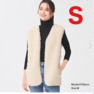 ジーユー(GU)のS ナチュラル　フェイクファーベスト+E 新品　ユニクロ　H&M ZARA(ベスト/ジレ)