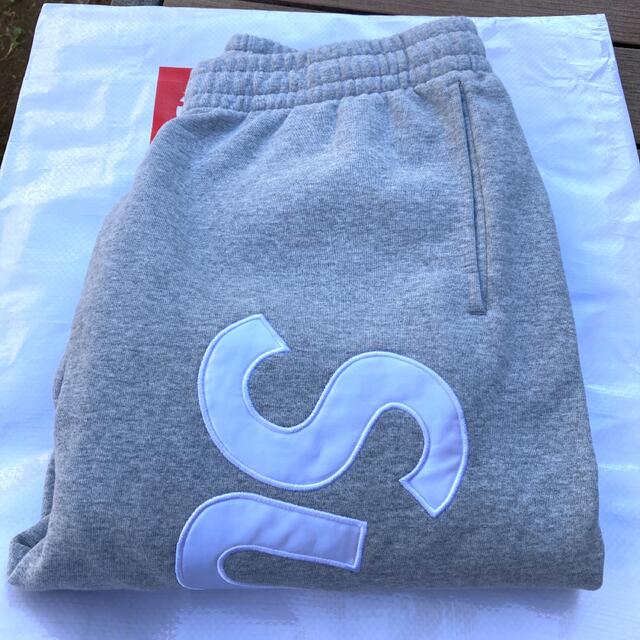 Supreme(シュプリーム)のSupreme Satin Applique Sweatpant グレー M メンズのパンツ(その他)の商品写真