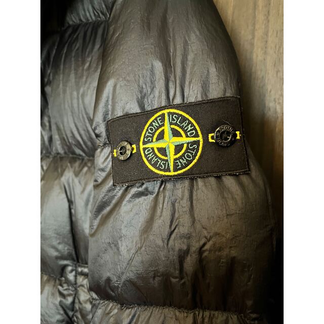 STONE ISLAND(ストーンアイランド)の専用stone island ストーンアイランド ダウンジャケット ネイビー　S メンズのジャケット/アウター(ダウンジャケット)の商品写真