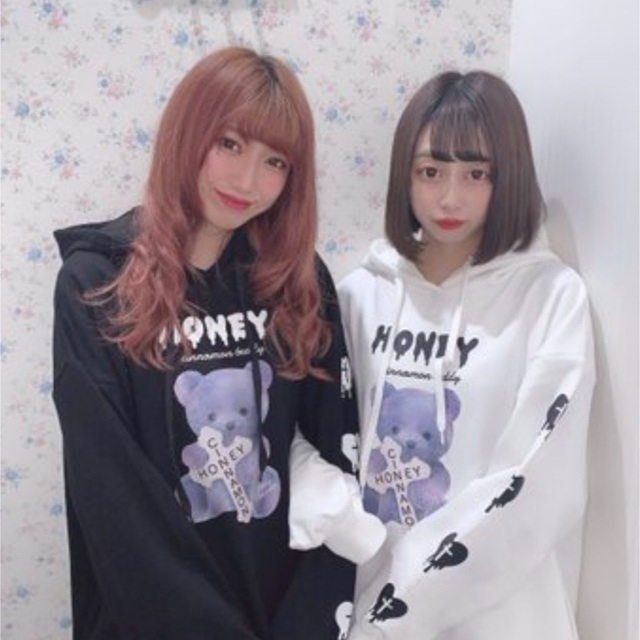 Honey Cinnamon(ハニーシナモン)のHONEY CINNAMON unisex 十字架カラーシナモン　パーカー レディースのトップス(パーカー)の商品写真