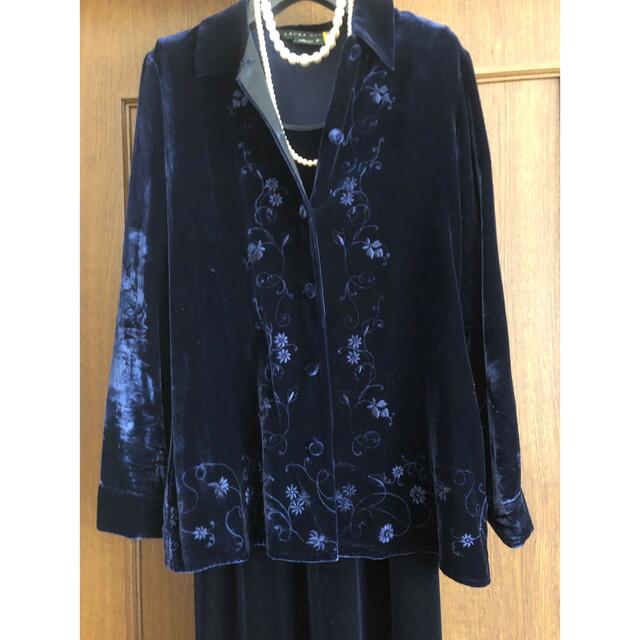 LAURA ASHLEY(ローラアシュレイ)のLAURA ASHLEY ベルベットのブラウス&ワンピース(used品)ブルー レディースのワンピース(ロングワンピース/マキシワンピース)の商品写真