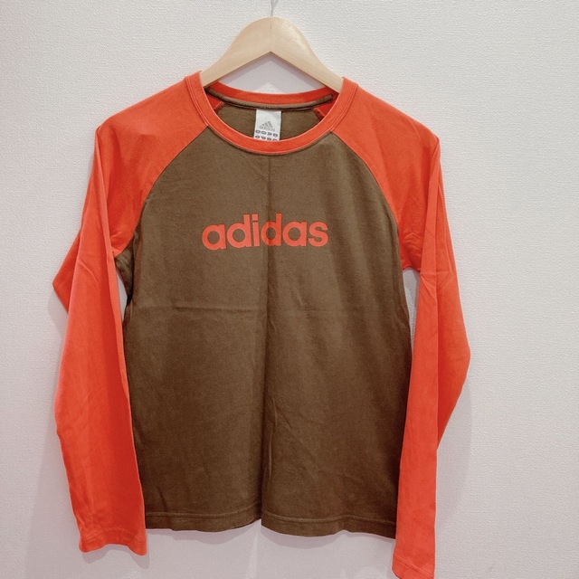 adidas(アディダス)のadidas アディダス　ロンT L ブラウン レディースのトップス(Tシャツ(長袖/七分))の商品写真