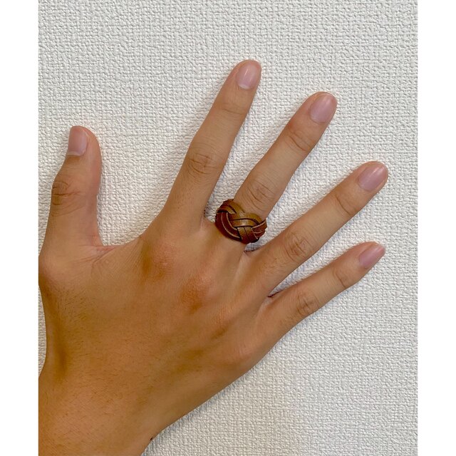 栃木レザー　かごめ結び　レザーリング　指輪　Mサイズ　メンズ、レディース レディースのアクセサリー(リング(指輪))の商品写真