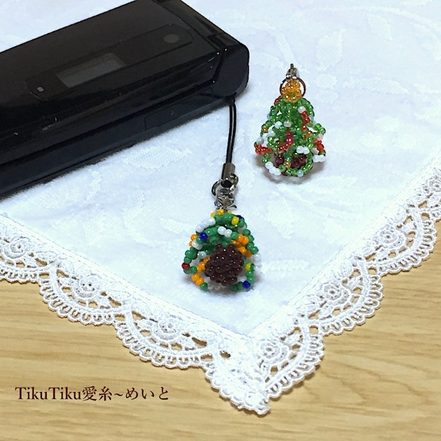 ビーズの クリスマス ツリー ストラップ／ミルキーグリーン ハンドメイドのスマホケース/アクセサリー(スマホストラップ/チャーム)の商品写真