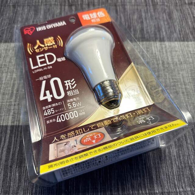 アイリスオーヤマ(アイリスオーヤマ)の40W暖色系LED電球 (人感センサー付き / LDR6L-H-S8) インテリア/住まい/日用品のライト/照明/LED(天井照明)の商品写真