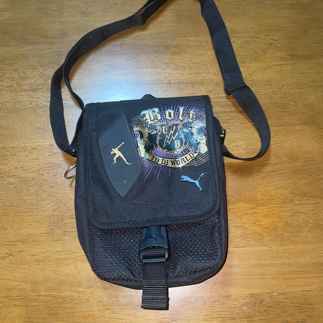 PUMA(プーマ)のPUMAプーマジヨウダンコラボショルダーバツク メンズのバッグ(メッセンジャーバッグ)の商品写真