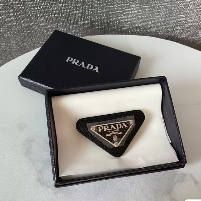 美しい PRADA プラダ ブローチ 三角プレート steelpier.com