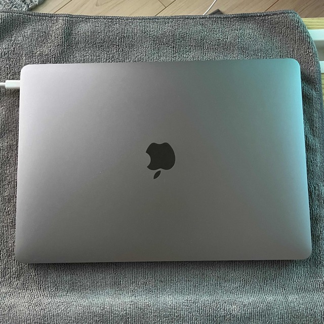 395) Apple MacBook Pro15インチ 2017-1TB