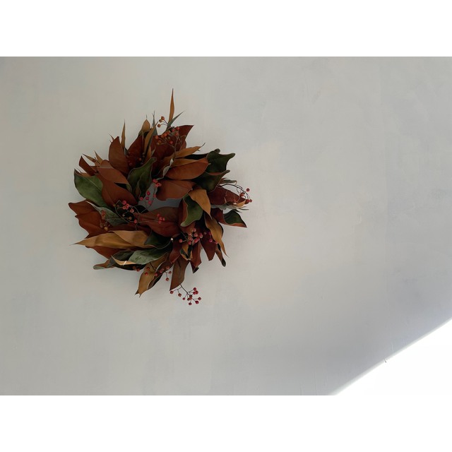 秋から冬に飾っていただけるマグノリアのリース　インテリア
