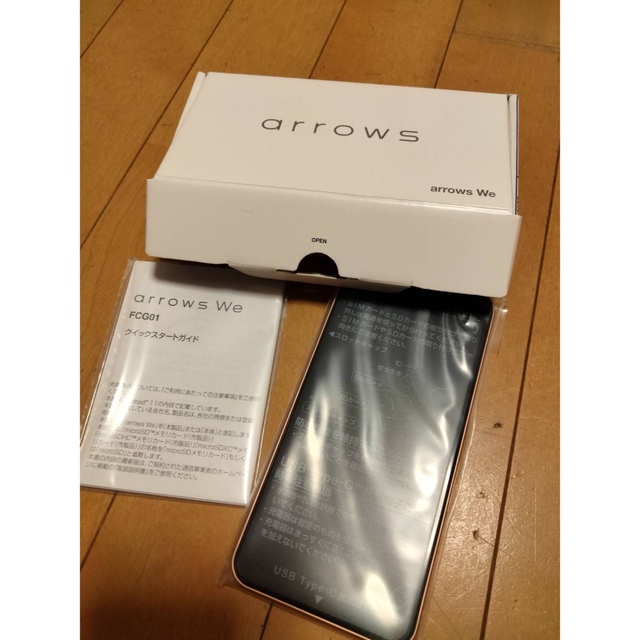 富士通(フジツウ)のAU arrows We ローズゴールド  FCG01 スマホ/家電/カメラのスマートフォン/携帯電話(スマートフォン本体)の商品写真