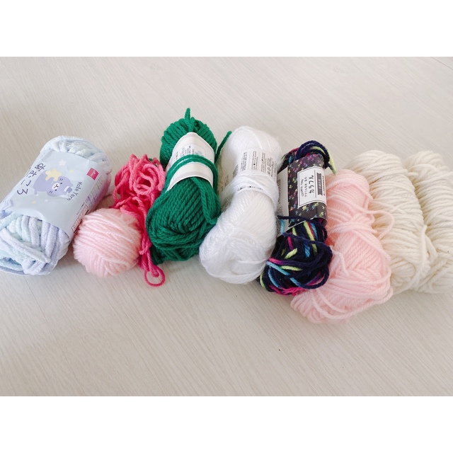 激安❣️毛糸🧶💕まとめ売り💕全３7玉‼️おまけ付き💕 ハンドメイドの素材/材料(生地/糸)の商品写真