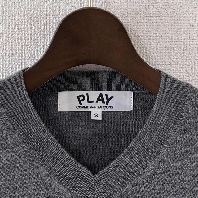 COMME des GARCONS(コムデギャルソン)のPLAY COMME des GARCONS Vネック ニット レディースのトップス(ニット/セーター)の商品写真