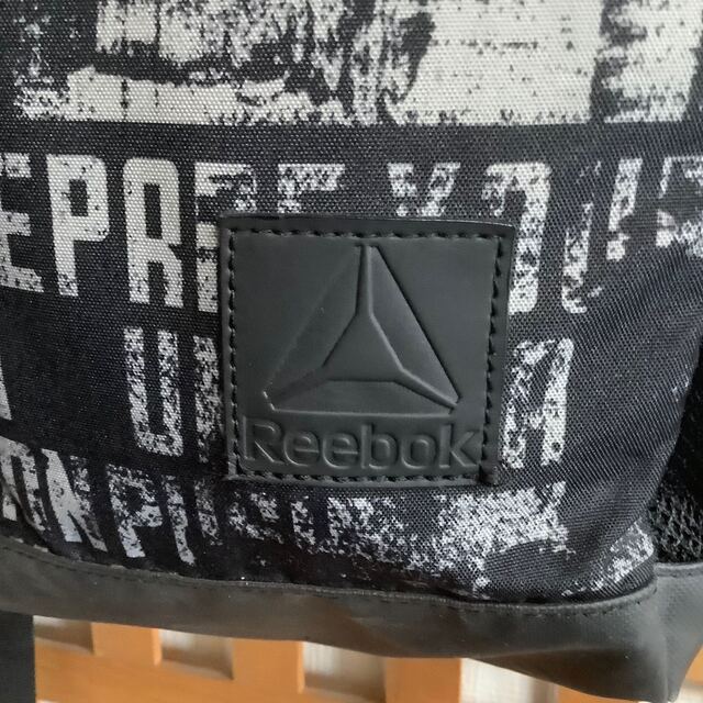 Reebok(リーボック)の【美品】リーボック　Reebok  リュックサック　デイパック　ブラック　軽量 メンズのバッグ(バッグパック/リュック)の商品写真