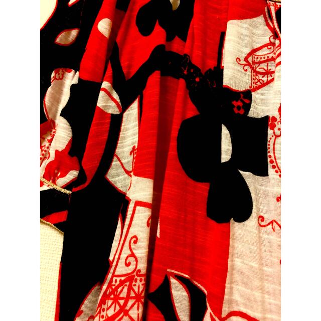 ROSE BUD(ローズバッド)の赤×黒　花柄　ワンピース レディースのワンピース(ひざ丈ワンピース)の商品写真