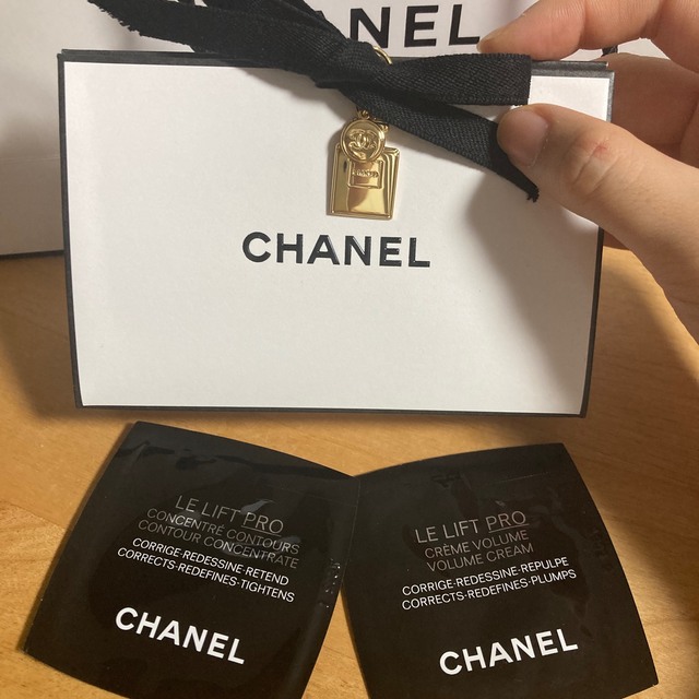 CHANEL(シャネル)のCHANEL 2022ホリデーコレクション　チャームと試供品 レディースのアクセサリー(チャーム)の商品写真