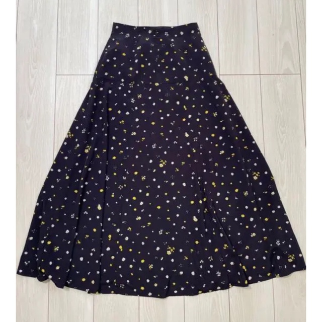 URBAN RESEARCH ROSSO(アーバンリサーチロッソ)の美品　アーバンリサーチロッソ　カラフル小花柄スカート　ロング　マキシ　ネイビー レディースのスカート(ロングスカート)の商品写真