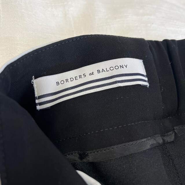 BORDERS at BALCONY(ボーダーズアットバルコニー)の【美品】ボーダーズアットバルコニー　テーパードパンツ　36 レディースのパンツ(カジュアルパンツ)の商品写真