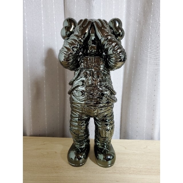 KAWS HOLIDAY SPACE Black カウズ 新品 | vrealitybolivia.com