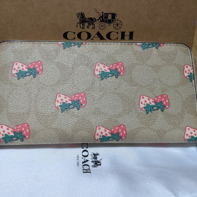 COACH(コーチ)のCOACH  長財布　シグネチャー　いちご レディースのファッション小物(財布)の商品写真