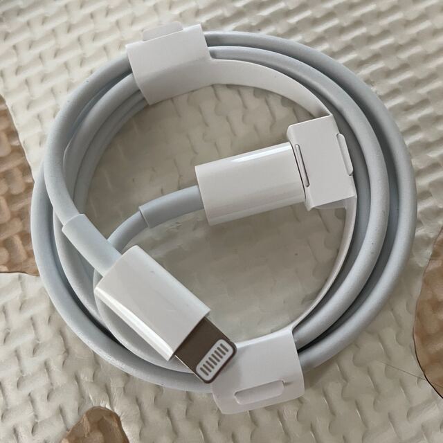 Apple(アップル)の【Apple純正品】USB-Cライトニングケーブル スマホ/家電/カメラのスマホアクセサリー(その他)の商品写真