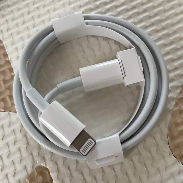 Apple(アップル)の【Apple純正品】USB-Cライトニングケーブル スマホ/家電/カメラのスマホアクセサリー(その他)の商品写真