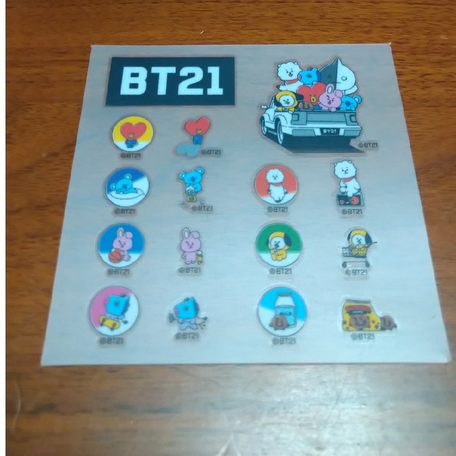 BT21(ビーティーイシビル)のくら寿司　BT21クリアファイル・缶バッチ＆マスク転写シール エンタメ/ホビーのCD(K-POP/アジア)の商品写真