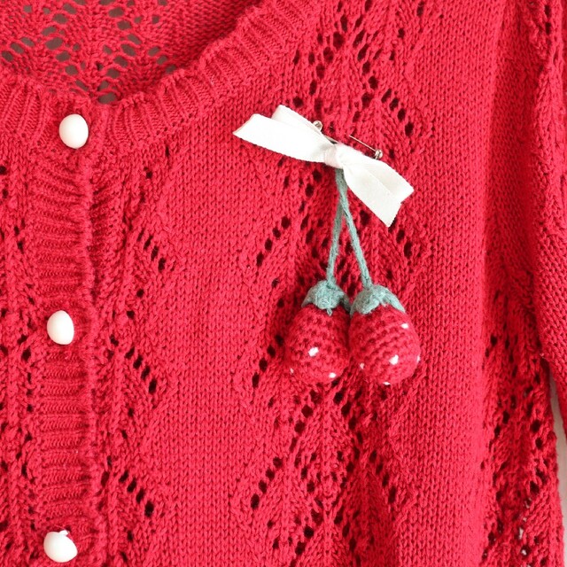 F i.n.t(フィント)のfint 苺ブローチ付き 半袖かぎ編みカーディガン レディースのトップス(カーディガン)の商品写真