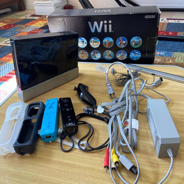 Wii(ウィー)のWii本体　任天堂　 エンタメ/ホビーのゲームソフト/ゲーム機本体(家庭用ゲーム機本体)の商品写真