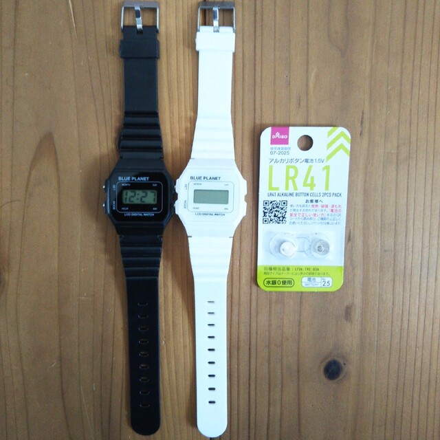 ダイソー  ブループラネット(黒・白)２個セット メンズの時計(腕時計(デジタル))の商品写真