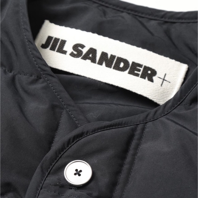 Jil Sander(ジルサンダー)のJIL SANDER+ ノーカラーダウンジャケット　46 メンズのジャケット/アウター(ダウンジャケット)の商品写真