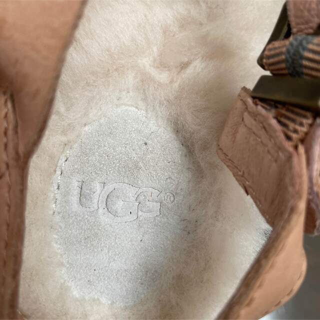 UGG(アグ)のUGG ファーサンダル　ベージュ×ゴールド　25cm レディースの靴/シューズ(サンダル)の商品写真