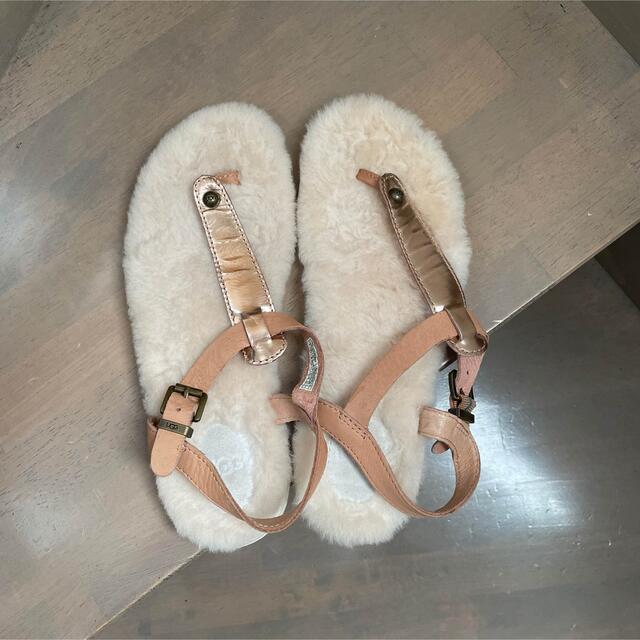 UGG(アグ)のUGG ファーサンダル　ベージュ×ゴールド　25cm レディースの靴/シューズ(サンダル)の商品写真