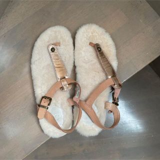 アグ(UGG)のUGG ファーサンダル　ベージュ×ゴールド　25cm(サンダル)