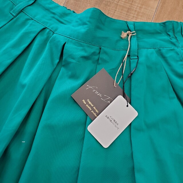 新品未使用　フレアースカート　グリーン レディースのスカート(ロングスカート)の商品写真