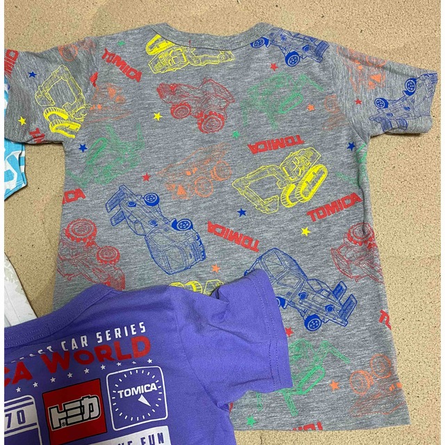 Disney(ディズニー)のトミカシャツ２枚、ディズニー限定シャツ１枚セット キッズ/ベビー/マタニティのキッズ服男の子用(90cm~)(Tシャツ/カットソー)の商品写真