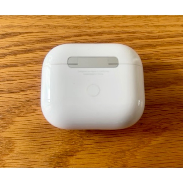 Apple(アップル)のApple air pods 第三世代 充電ケース 正規品 スマホ/家電/カメラのオーディオ機器(ヘッドフォン/イヤフォン)の商品写真