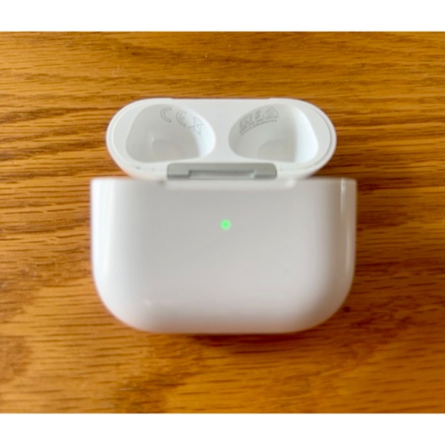 Apple(アップル)のApple air pods 第三世代 充電ケース 正規品 スマホ/家電/カメラのオーディオ機器(ヘッドフォン/イヤフォン)の商品写真