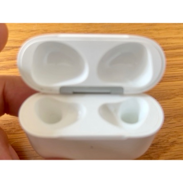 Apple(アップル)のApple air pods 第三世代 充電ケース 正規品 スマホ/家電/カメラのオーディオ機器(ヘッドフォン/イヤフォン)の商品写真