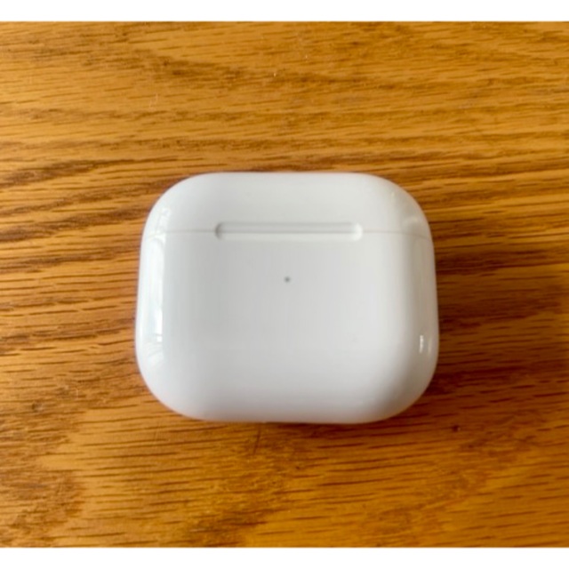 Apple(アップル)のApple air pods 第三世代 充電ケース 正規品 スマホ/家電/カメラのオーディオ機器(ヘッドフォン/イヤフォン)の商品写真