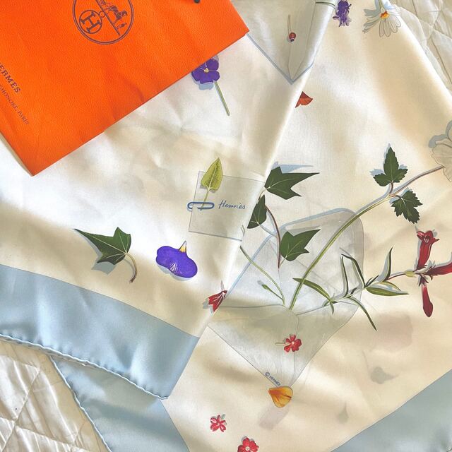 Hermes(エルメス)の【最終価格】エルメス　カレ　90 花の手紙 レディースのファッション小物(バンダナ/スカーフ)の商品写真