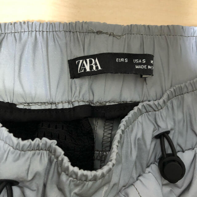 ZARA(ザラ)のZARA ナイロンカーゴパンツ シルバー メンズのパンツ(ワークパンツ/カーゴパンツ)の商品写真
