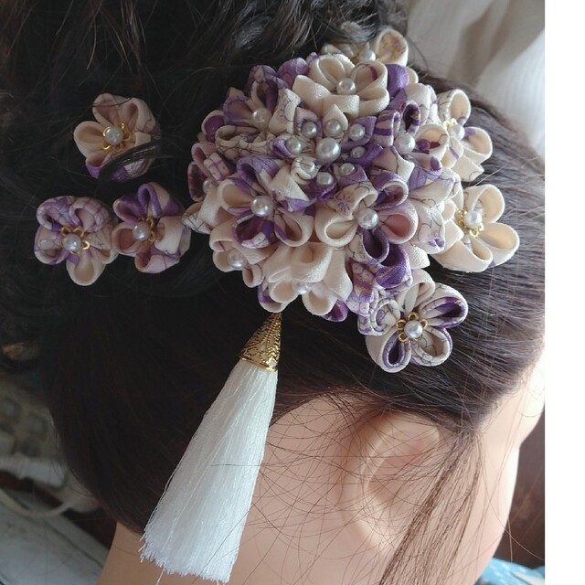 オフホワイト紫柄髪飾り¥3500→¥3200に変更 ハンドメイドのアクセサリー(ヘアアクセサリー)の商品写真