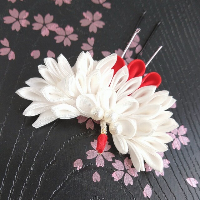白とピンクつまみ細工髪飾り ハンドメイドのアクセサリー(ヘアアクセサリー)の商品写真