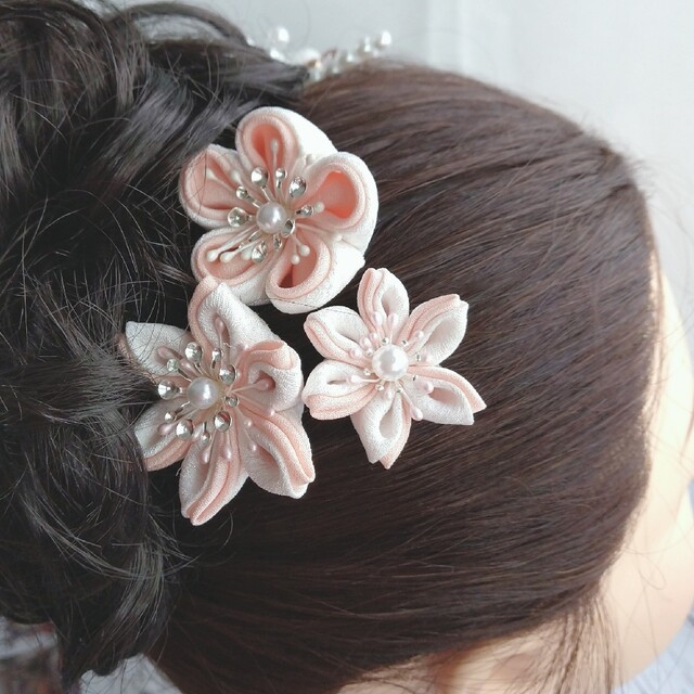 白とピンクつまみ細工髪飾り ハンドメイドのアクセサリー(ヘアアクセサリー)の商品写真