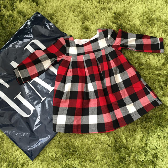 babyGAP(ベビーギャップ)の着画あり！ 新品タグ付♡ GAP ワンピース キッズ/ベビー/マタニティのベビー服(~85cm)(ワンピース)の商品写真